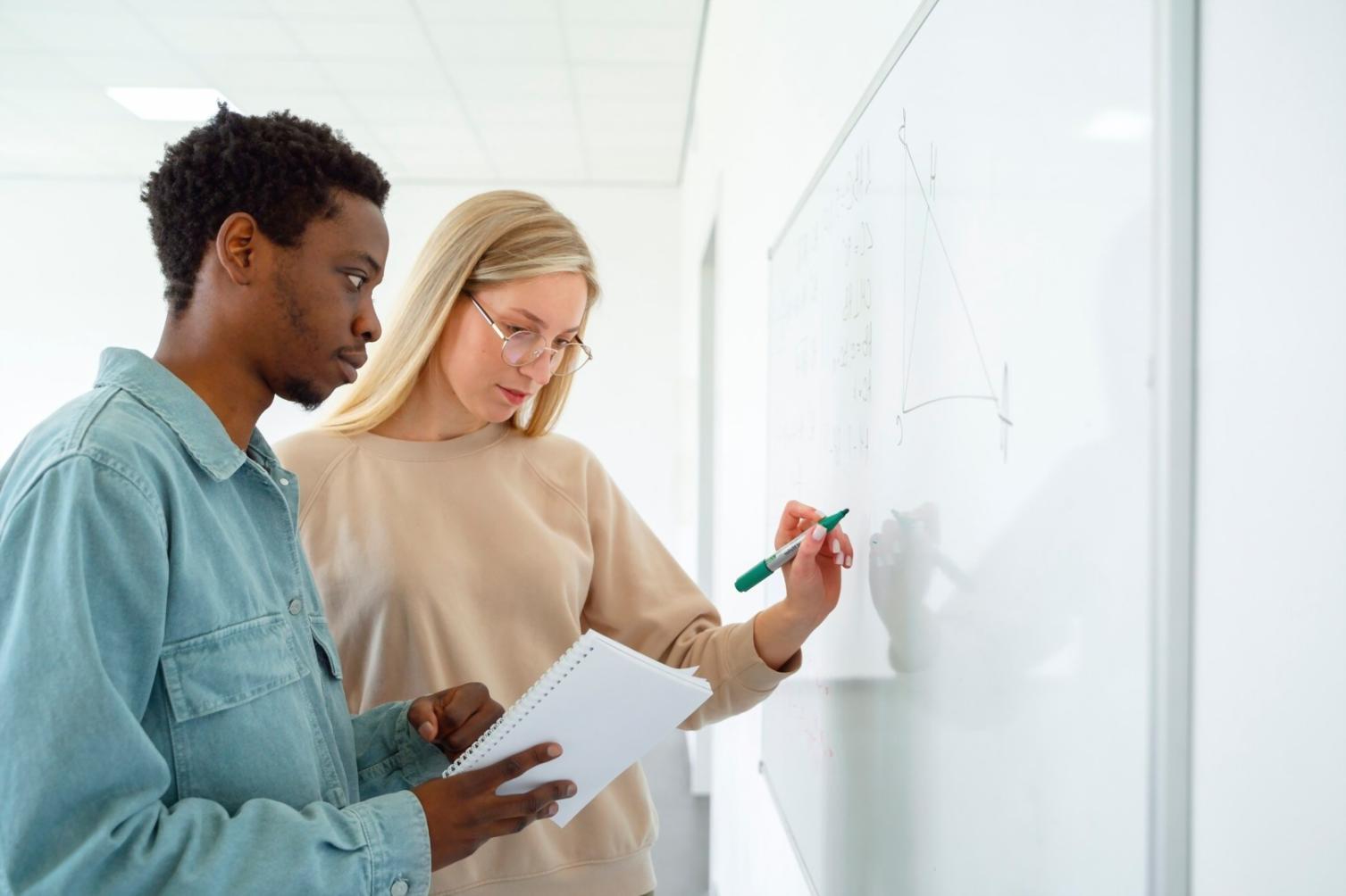 Profesional trabajando con herramientas financieras en pantalla