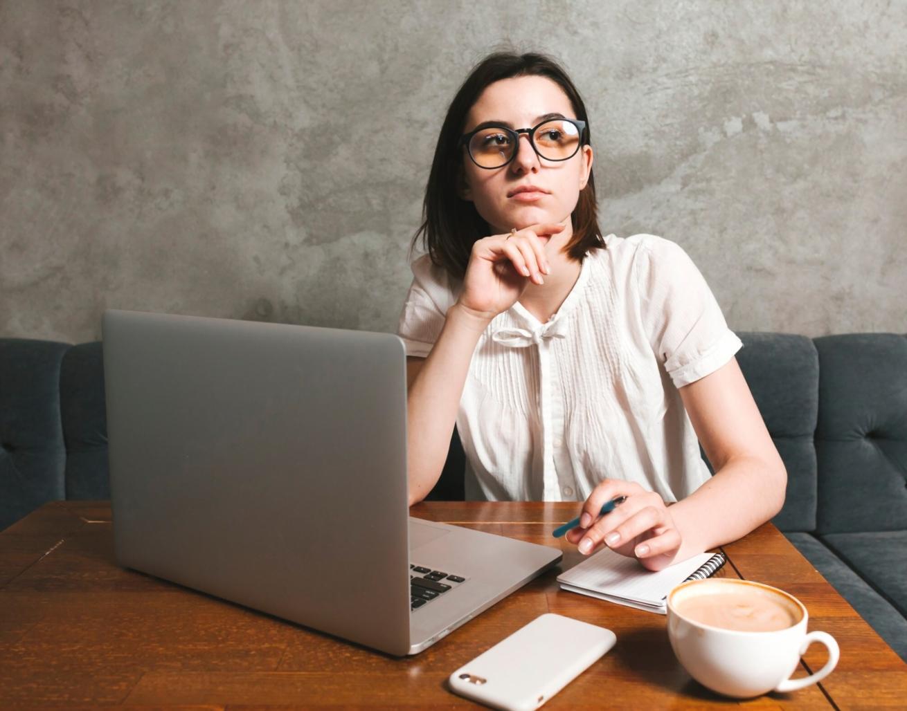Espacio de trabajo moderno con herramientas financieras y documentos educativos
